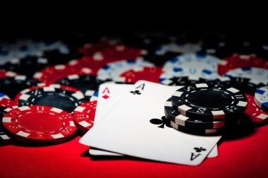 Live baccarat table on mobile phone showing real dealer and prize payout structure